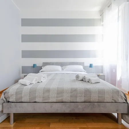 Guesthost - Sant'orsola Colorful Huge Apartament *